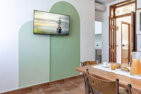 TV and multimedia, Kitchen or kitchenette, Food and drinks, Dining area, Food