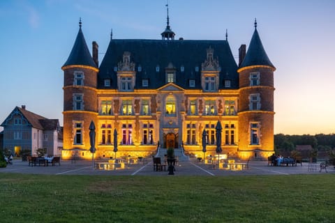 Property building, Restaurant/places to eat, Breakfast