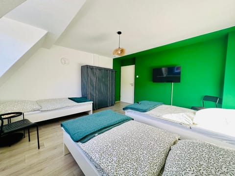 Bed, TV and multimedia, Photo of the whole room, Bedroom