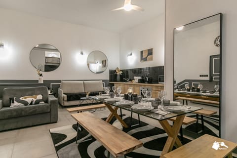 Kitchen or kitchenette, Living room, Seating area, Dining area