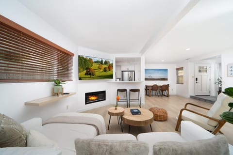 TV and multimedia, Living room, Decorative detail, Decorative detail, Seating area, Area and facilities, flat iron, locker, locker