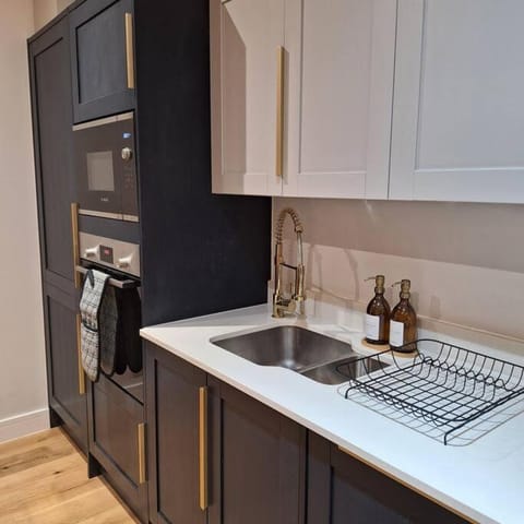 Home at Highgrove - Private Garden & Parking Apartment in Reading