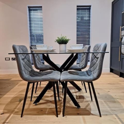 Home at Highgrove - Private Garden & Parking Apartment in Reading