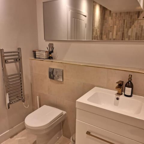 Home at Highgrove - Private Garden & Parking Apartment in Reading