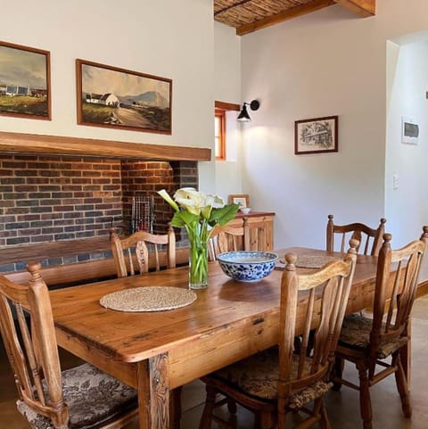 Seating area, Dining area, fireplace