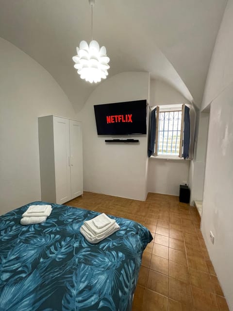 Bed, TV and multimedia, Bedroom