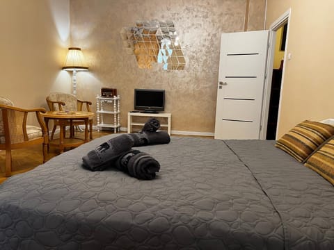 Bed, Bedroom, towels