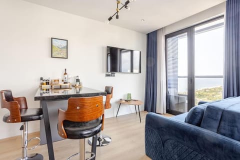 TV and multimedia, Seating area, Dining area