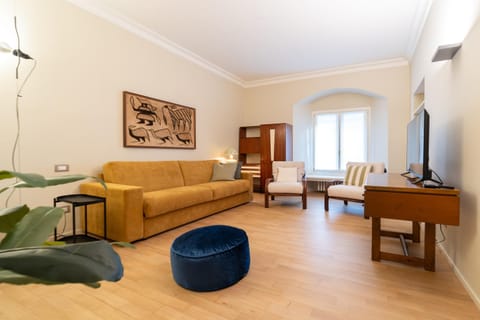 Communal lounge/ TV room, TV and multimedia, Living room, Seating area, Evening entertainment