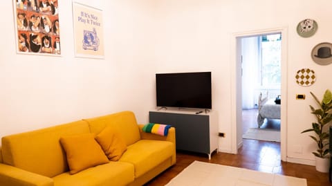 TV and multimedia, Living room, Seating area, Evening entertainment