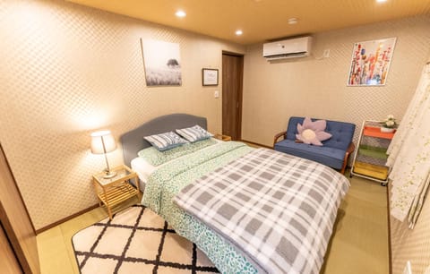 Bed, Living room, Photo of the whole room, Bedroom, air conditioner