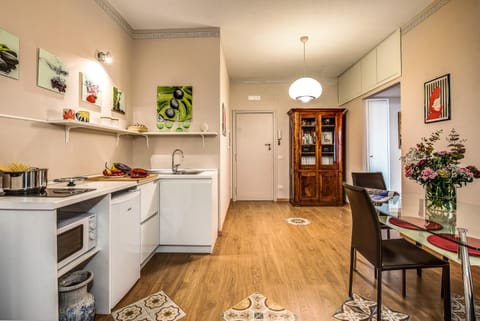 Kitchen or kitchenette, Dining area, minibar
