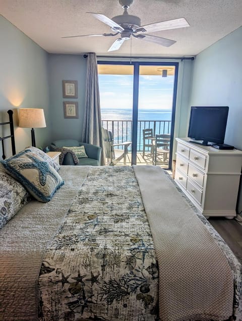 Bed, Natural landscape, TV and multimedia, Photo of the whole room, Beach, Bedroom, Sea view