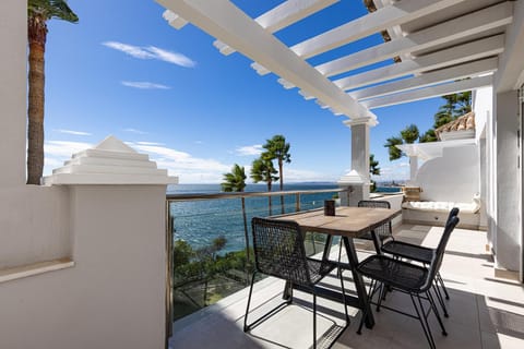 Natural landscape, View (from property/room), Balcony/Terrace, Dining area, Sea view