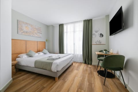 Bed, TV and multimedia, Photo of the whole room, Bedroom