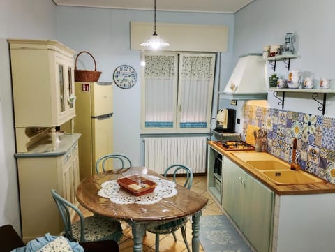 Coffee/tea facilities, Kitchen or kitchenette, Dining area, oven, stove