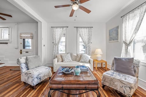 Facade/entrance, Living room, Decorative detail, Seating area