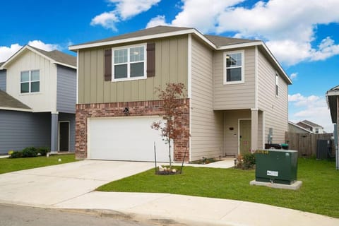 Rare Find Luxurious Home Sleeps 13 with Family Fun House in San Antonio