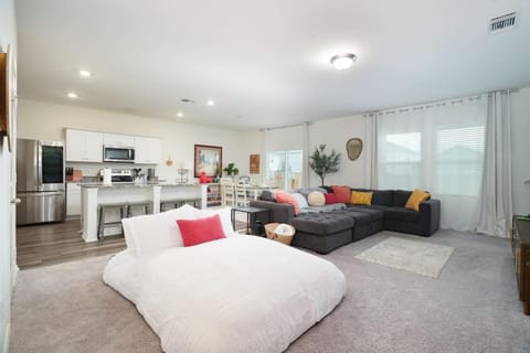 Rare Find Luxurious Home Sleeps 13 with Family Fun House in San Antonio