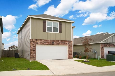 Rare Find Luxurious Home Sleeps 13 with Family Fun House in San Antonio