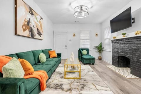 Communal lounge/ TV room, TV and multimedia, Living room, Seating area, Evening entertainment, flat iron