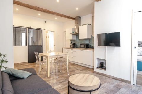 TV and multimedia, Kitchen or kitchenette, Living room