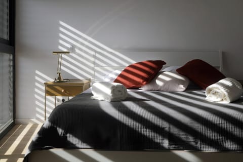 Bed, Bedroom, River view, towels