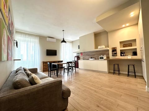 Communal lounge/ TV room, TV and multimedia, Kitchen or kitchenette, Living room, Seating area, Dining area, oven, pet friendly, air conditioner