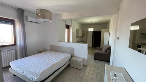 Bed, TV and multimedia, Living room, Photo of the whole room, Seating area, Bedroom, internet