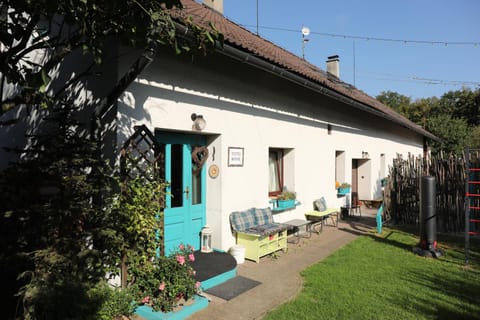 Property building, Spring, Day, Garden, Garden view, sunbed