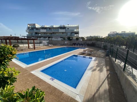 Solarium, Swimming pool, sunbed