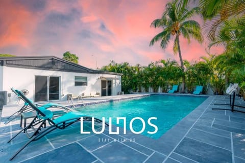 Day, Natural landscape, Pool view, Swimming pool, sunbed