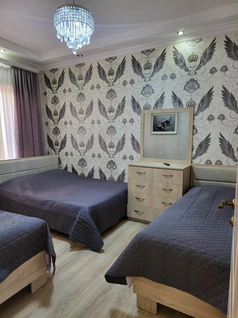 Bed, TV and multimedia, Photo of the whole room, Bedroom