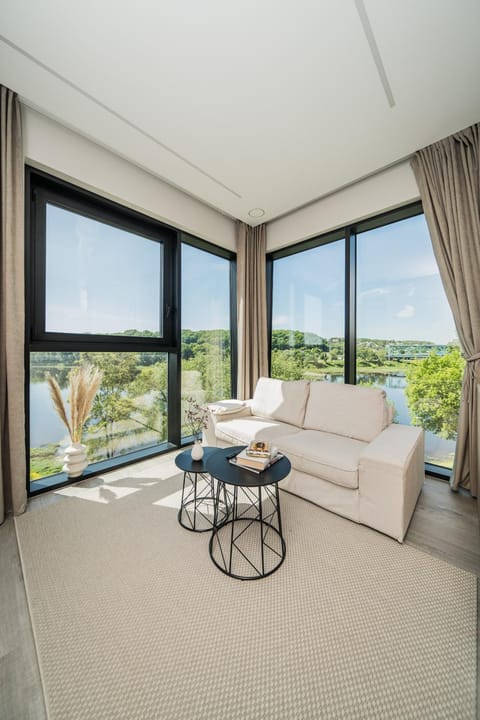 View (from property/room), Seating area, Dining area