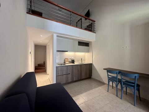 Kitchen or kitchenette, Seating area, stove
