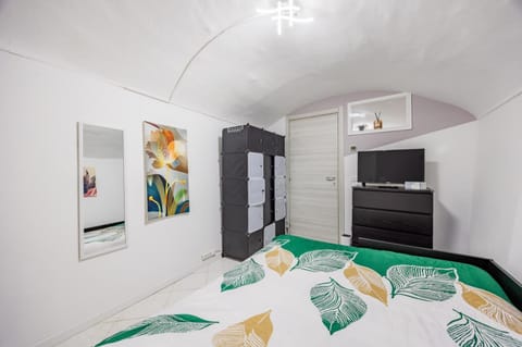 TV and multimedia, Photo of the whole room, Bedroom, wardrobe