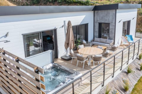 Property building, Patio, Natural landscape, Hot Tub, View (from property/room), Balcony/Terrace, Dining area