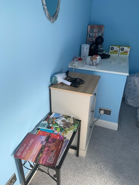 Coffee/tea facilities, Bedroom, hair dryier