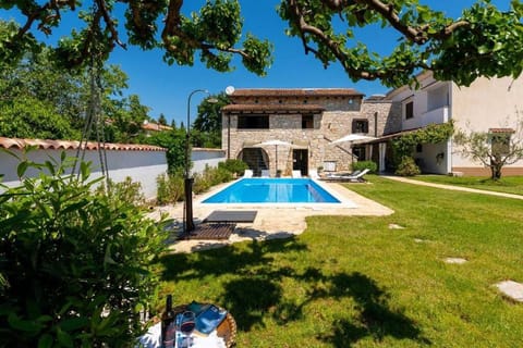 Property building, Spring, Day, Garden, Garden view, Swimming pool