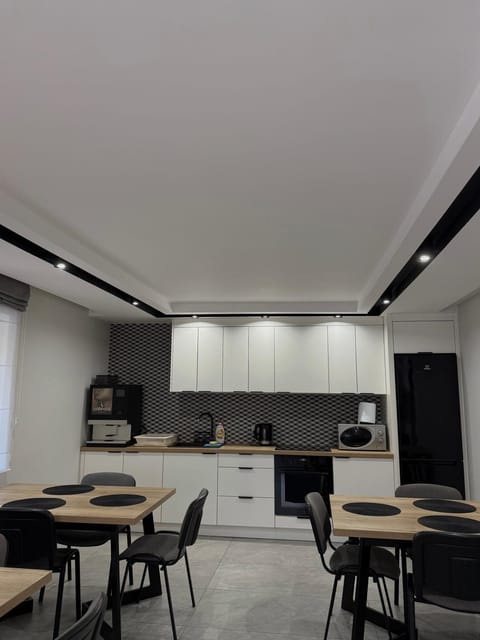 Kitchen or kitchenette, Dining area