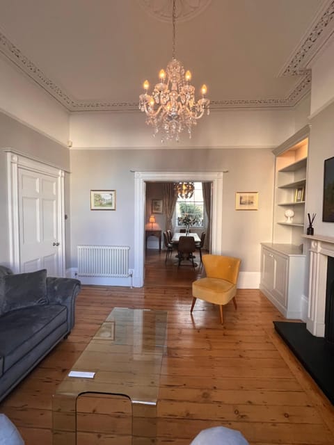 No2 Clarence grade II Regency townhouse short walk to racecourse and town centre House in Cheltenham