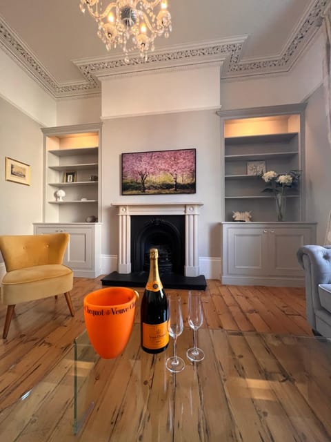 No2 Clarence grade II Regency townhouse short walk to racecourse and town centre House in Cheltenham