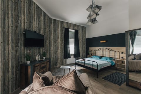 Bed, TV and multimedia, Bedroom