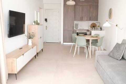 TV and multimedia, Kitchen or kitchenette, Living room, Seating area, Dining area
