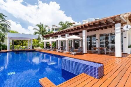 Swimming pool