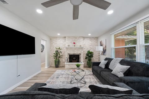 Communal lounge/ TV room, TV and multimedia, Living room, Seating area, fireplace