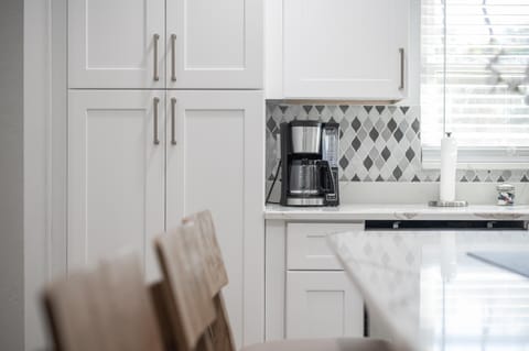 Coffee/tea facilities, Kitchen or kitchenette, stove