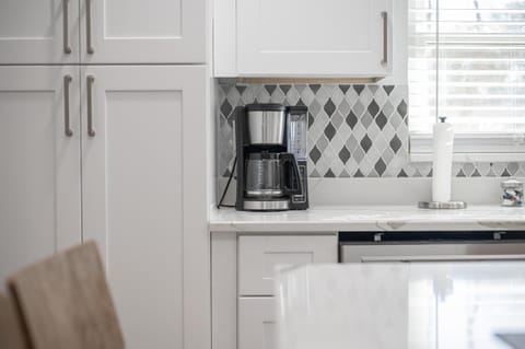 Coffee/tea facilities, Kitchen or kitchenette, stove