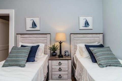 The Osceola Historic District Charm - 10 Minute Walk to FSC & Downtown Lakeland House in Lakeland