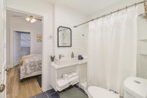 Shower, Toilet, Bathroom, Photo of the whole room, Bedroom, Bath, bidet, towels